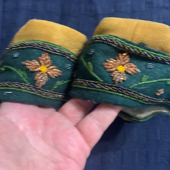 Leather moccasin house shoes with felt and beautiful beadwork - Picture 5 of 5